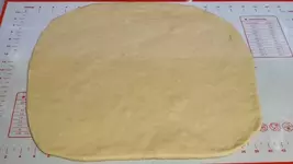 Берём кусочек и расскатываем прямоугольник теста.webp