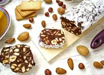 Шоколадная колбаса с орехами.webp