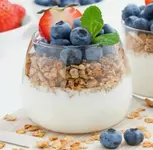 Йогурт с хрустящим гранолой и свежими фруктами.webp
