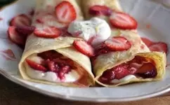 Блинчики с отрубями с начинкой из творога и клубники.webp