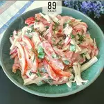 Аппетитный салат с крабовыми палочками и сладким перцем.webp
