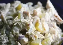 Салат с курицей, грибами и солёными огурцами.webp