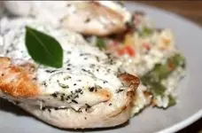 Запеченная куриная грудка с йогуртом и чесноком.webp